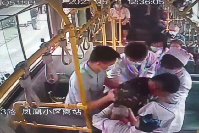 兩起愛心救助公交車內(nèi)突發(fā)疾病乘客的感人事跡，