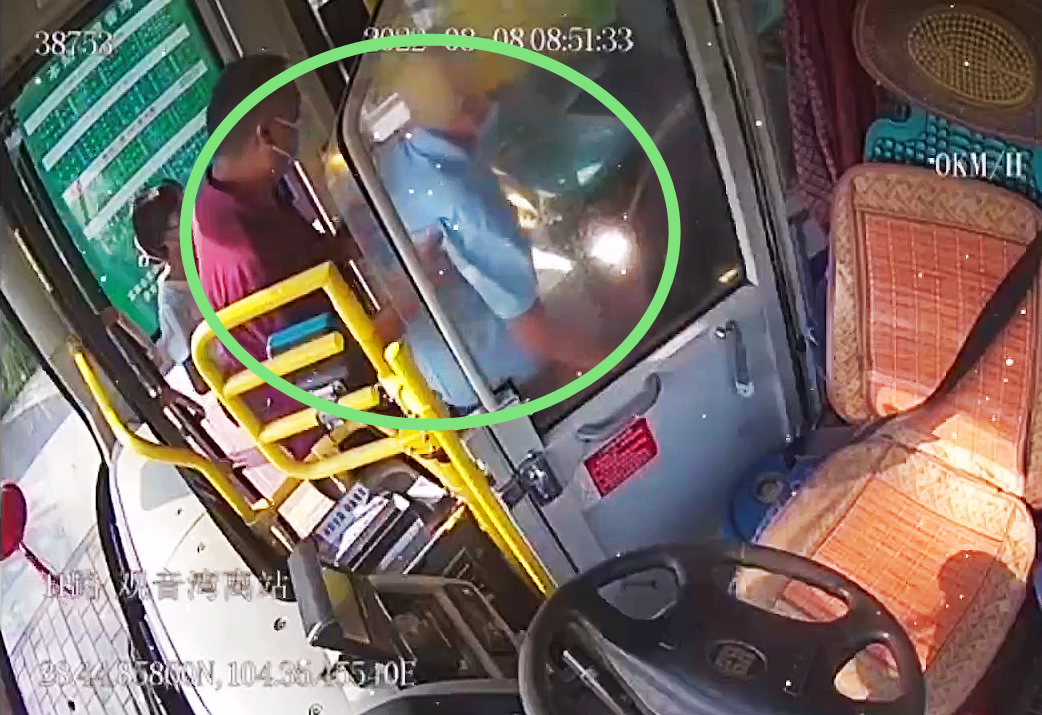 宜賓“敬老線”公交車長(zhǎng)的這個(gè)小小舉動(dòng)，真的太暖了